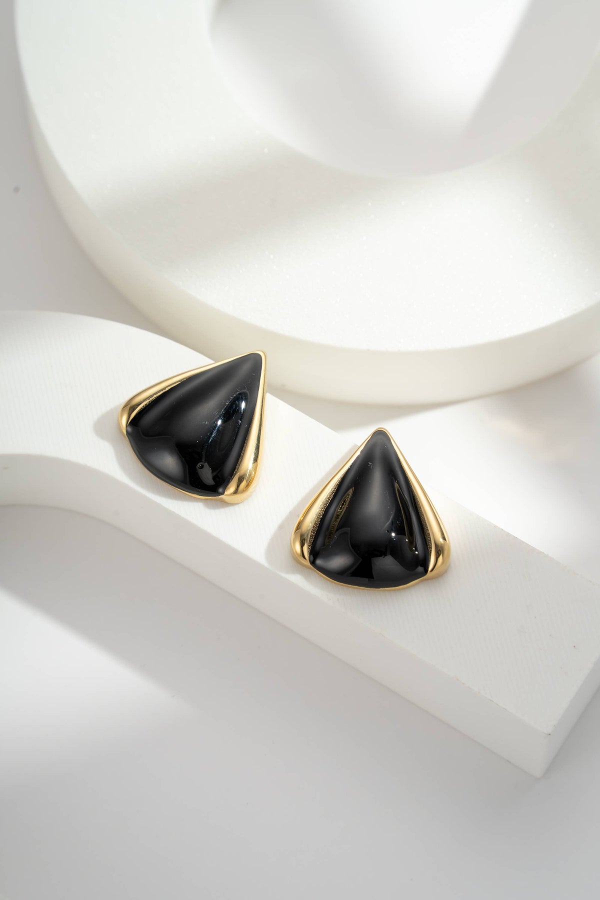 Boucles d’Oreilles Triangle Acier – Noir ou Blanc, Graphisme