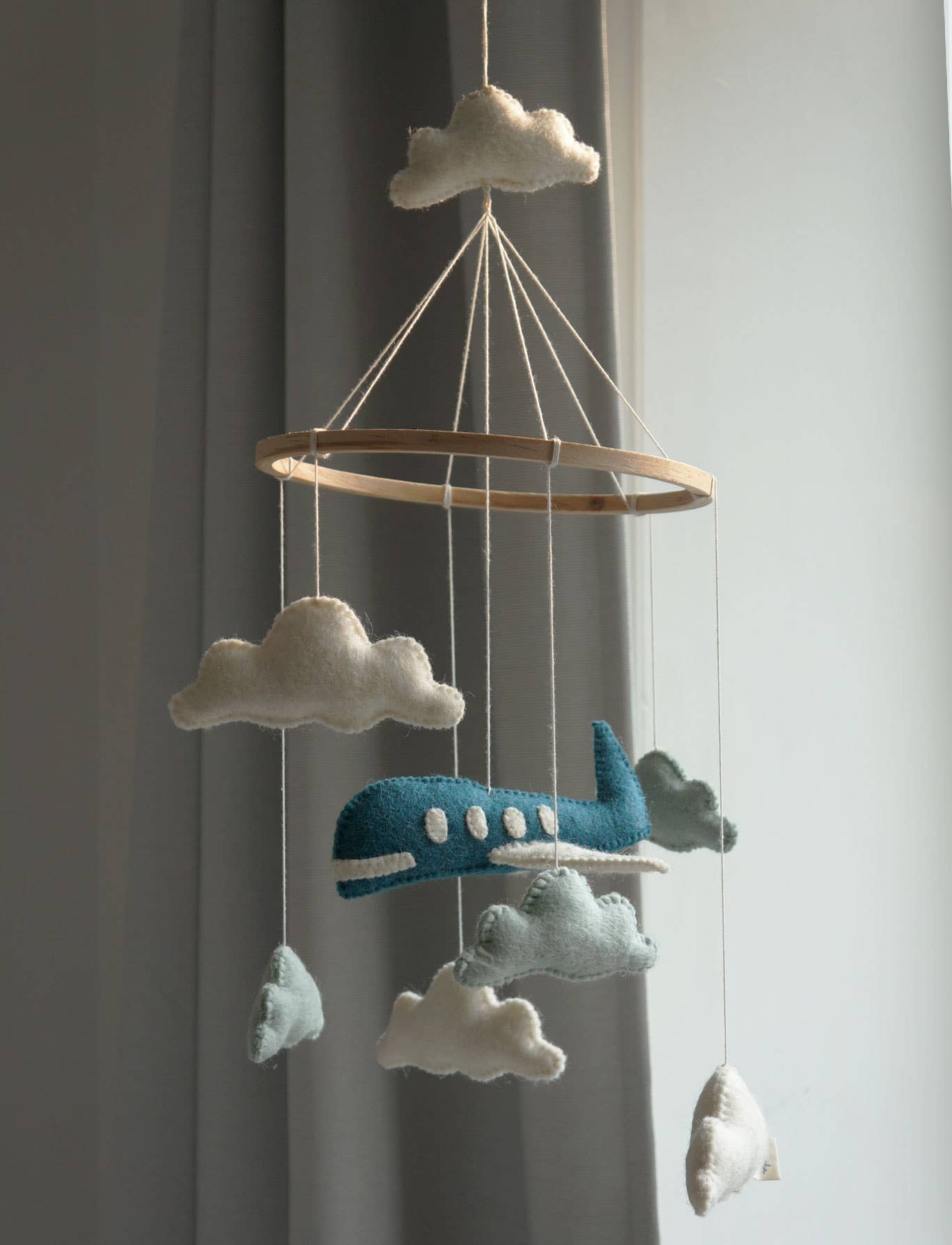 Mobile avec grand avion et nuages