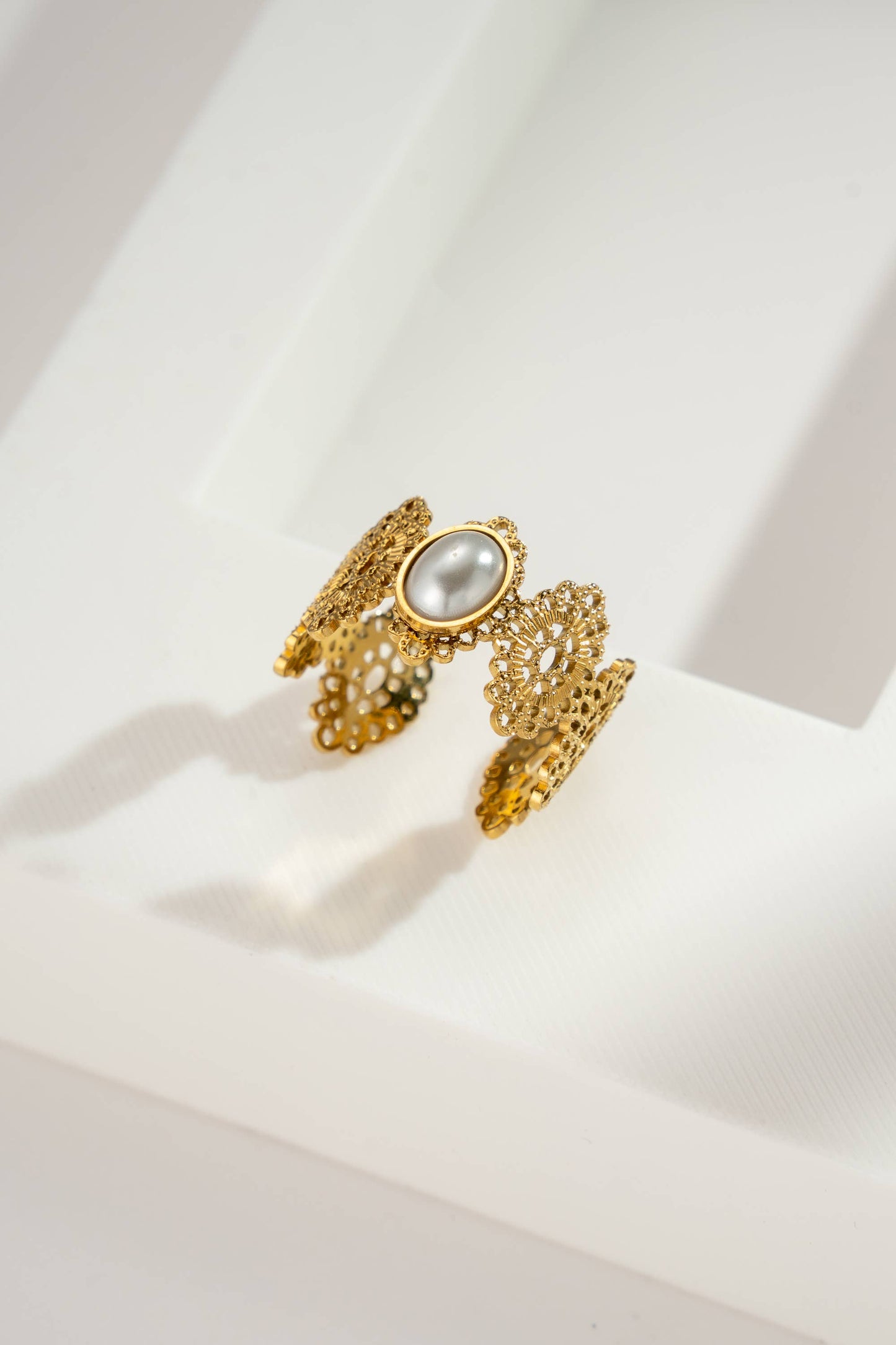 Bague Dorée Nacre Ovale – Dentelle Antique Élégance acier