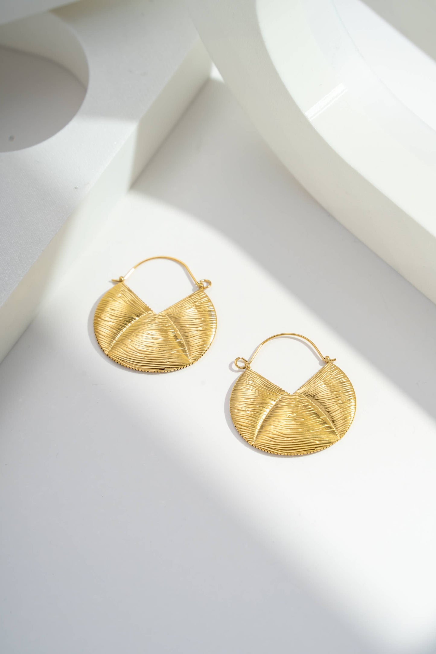 Boucles éventail doré – acier inoxydable, texture rayonnante