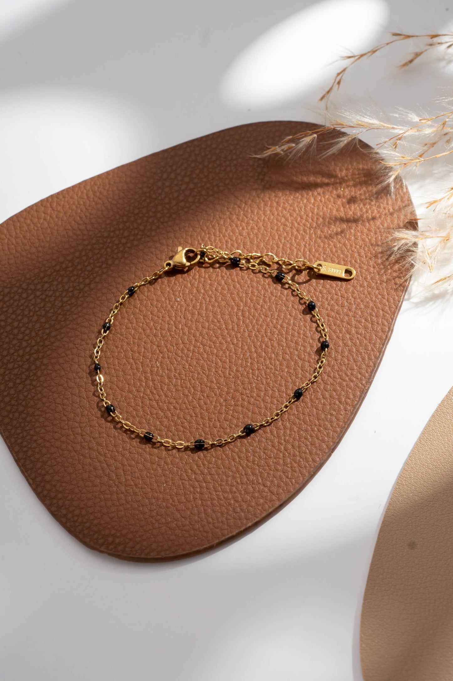 b’Bracelets dorés perles fines colorées femme élégant