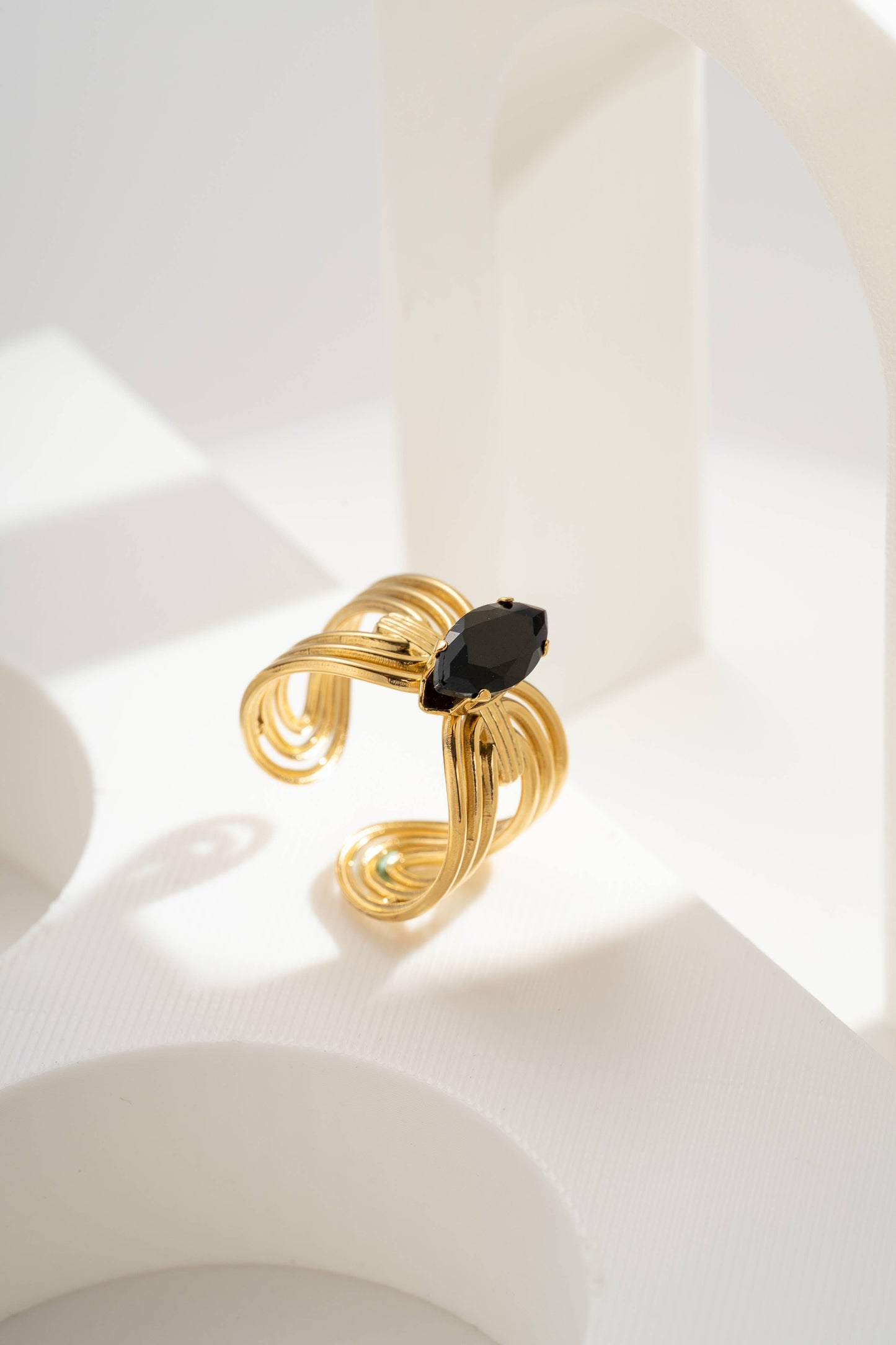 Bague ajustable acier doré avec cristal noir marquise