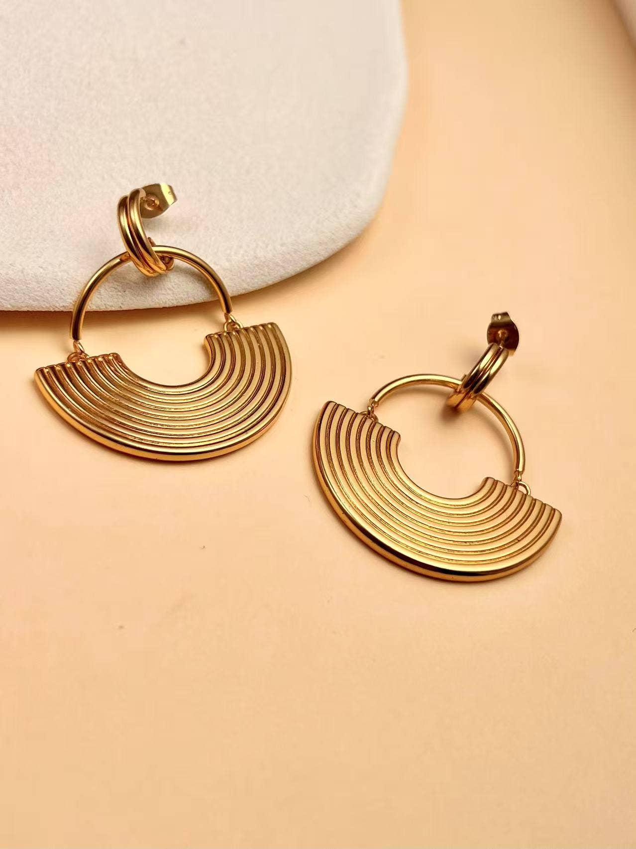 Boucles d’Oreilles Arc Doré Art Déco