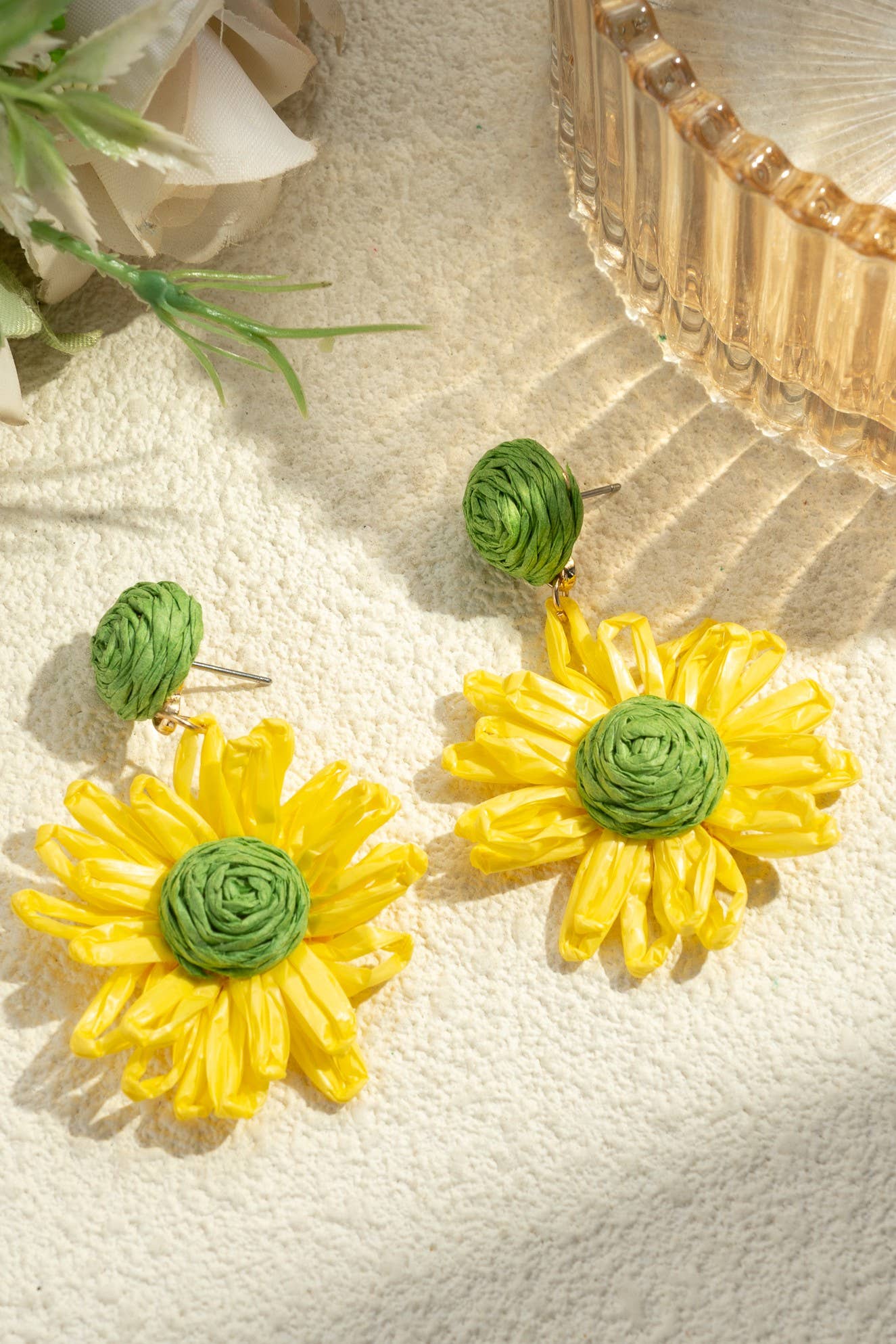 Boucles d'Oreilles Marguerites en Raphia Tressé  Tiges en Ac