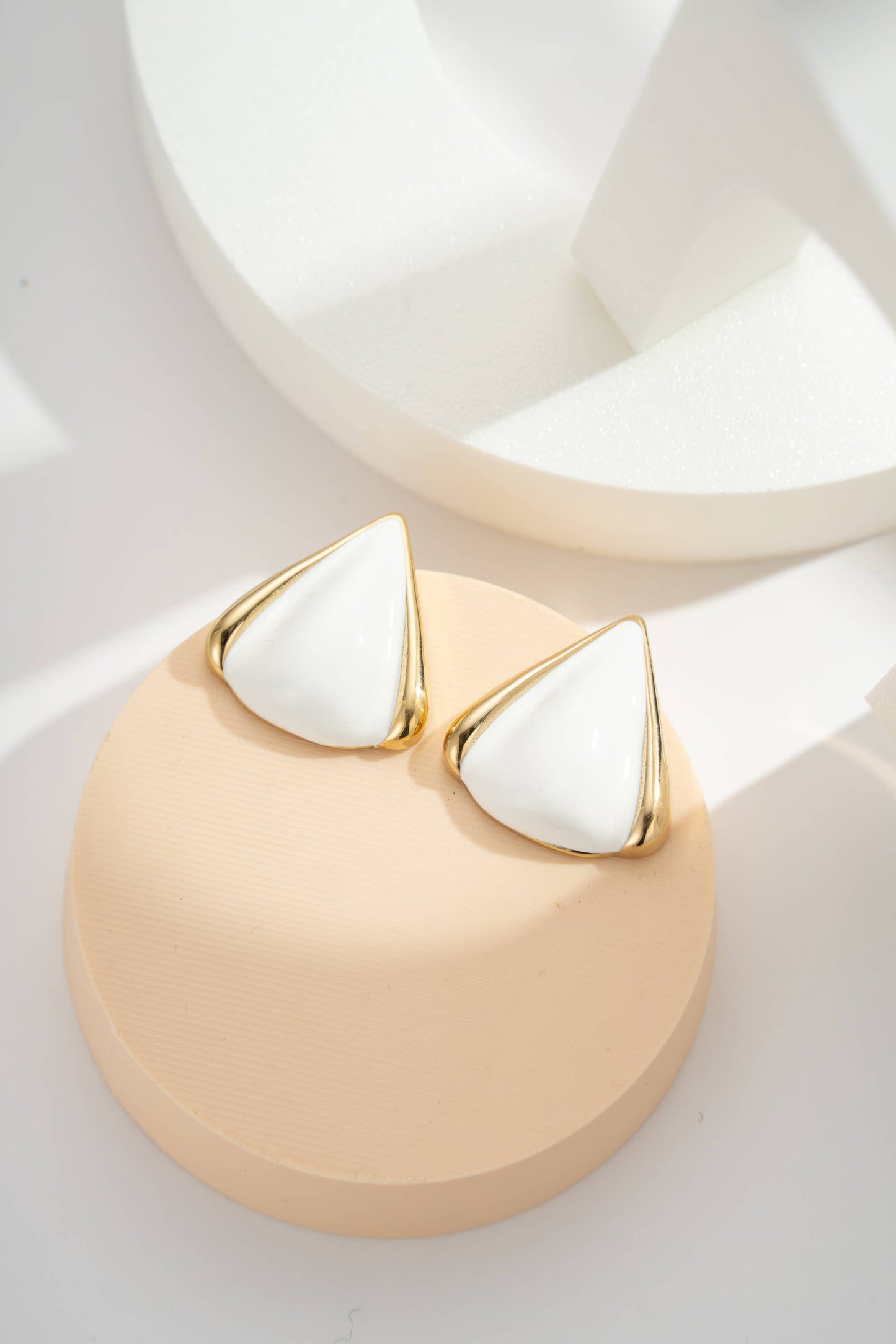 Boucles d’Oreilles Triangle Acier – Noir ou Blanc, Graphisme