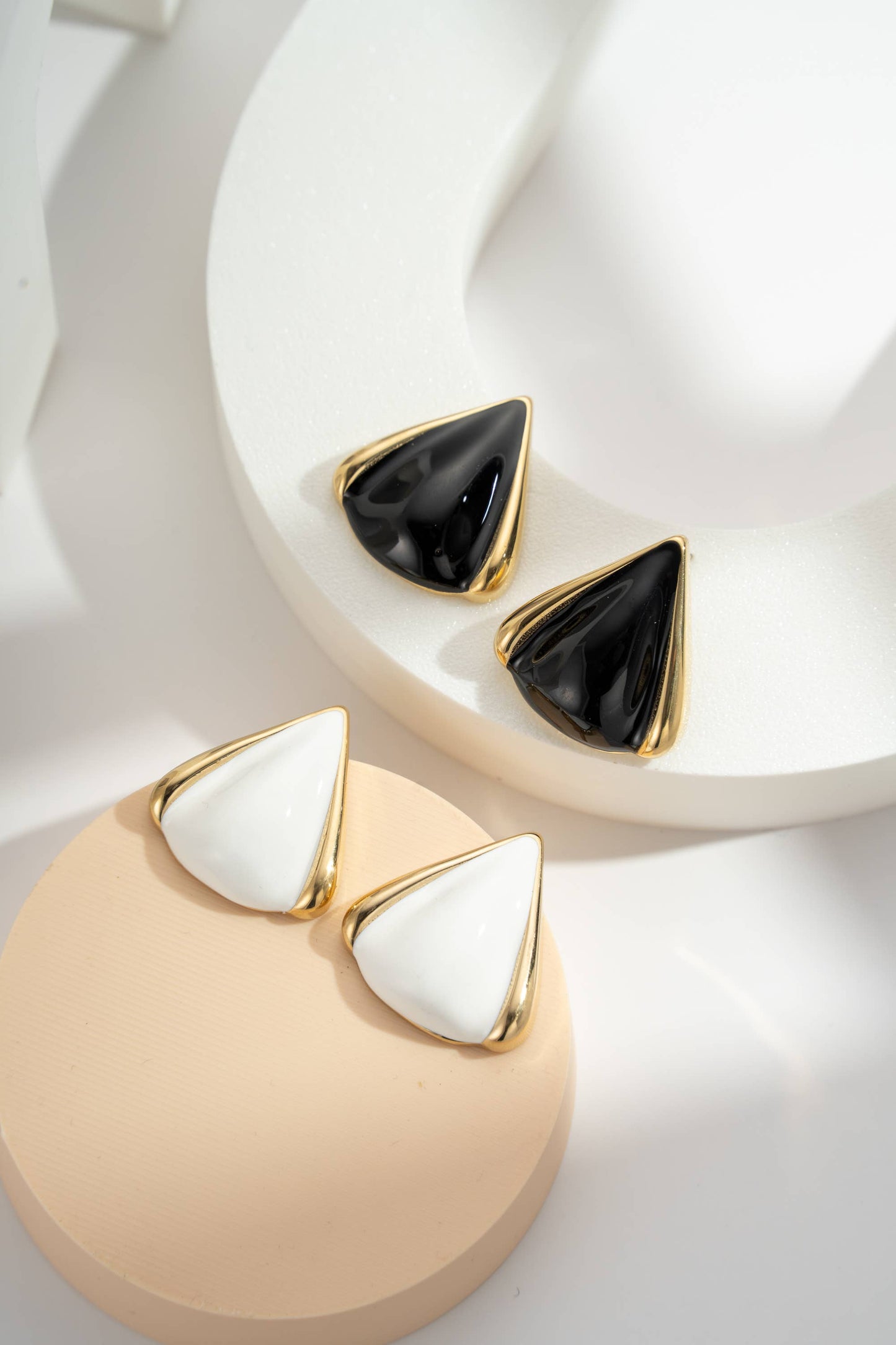 Boucles d’Oreilles Triangle Acier – Noir ou Blanc, Graphisme