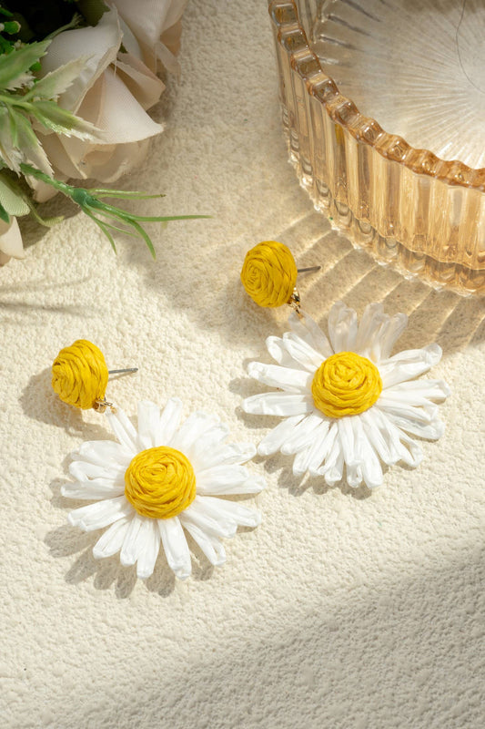 Boucles d'Oreilles Marguerites en Raphia Tressé  Tiges en Ac