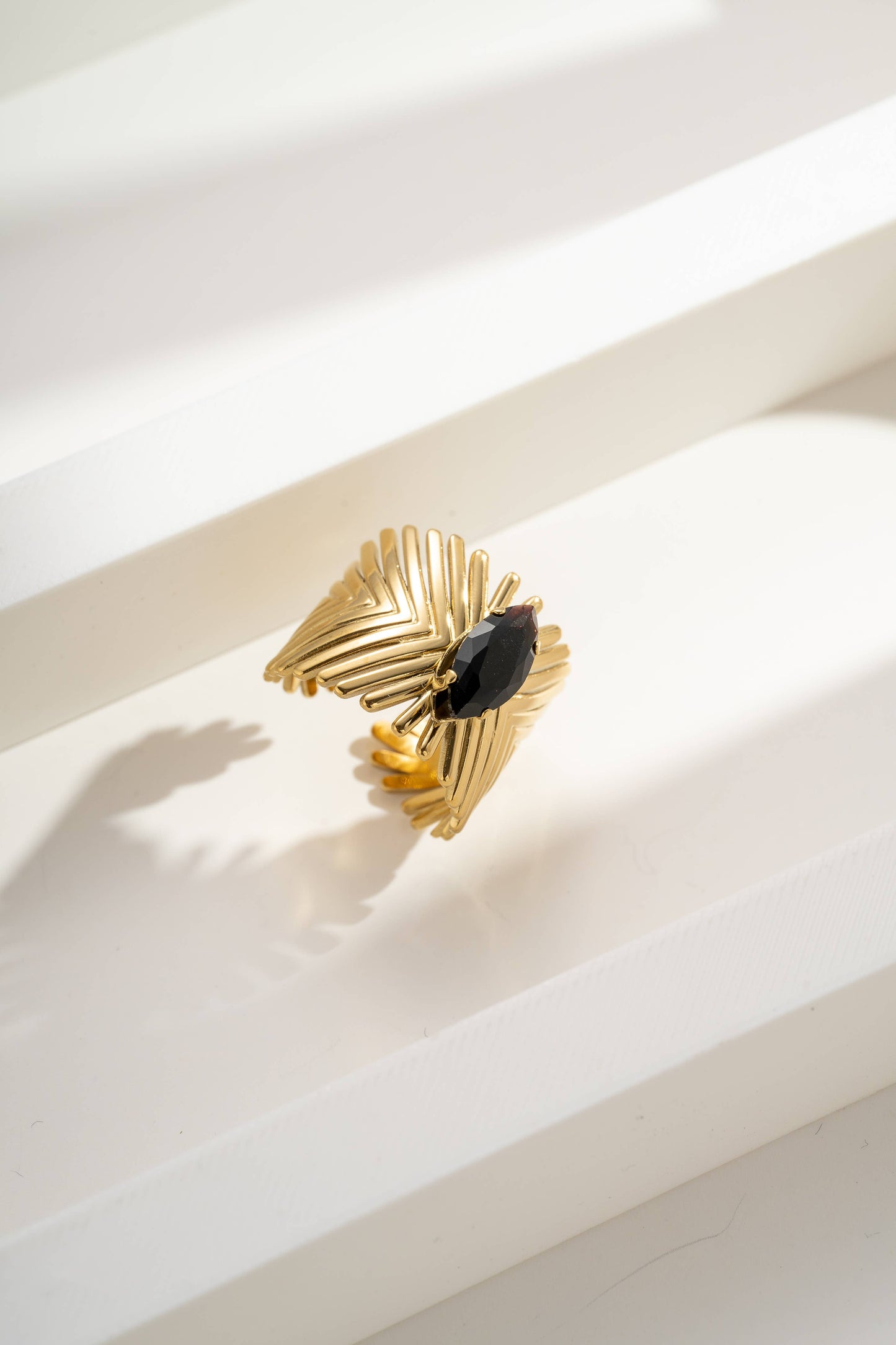 Bague ajustable acier plume symétrique avec cristal noir
