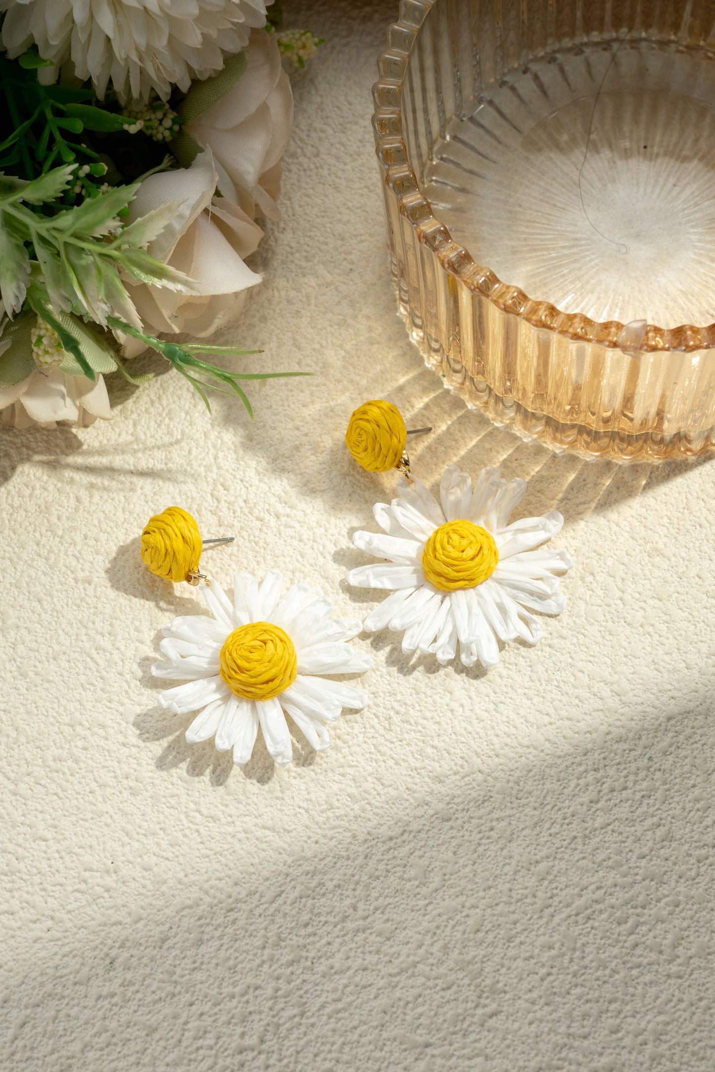 Boucles d'Oreilles Marguerites en Raphia Tressé  Tiges en Ac