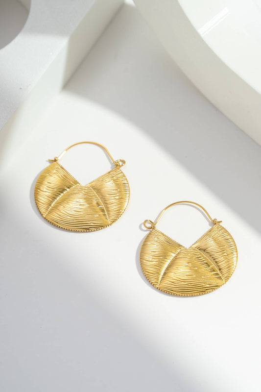 Boucles éventail doré – acier inoxydable, texture rayonnante
