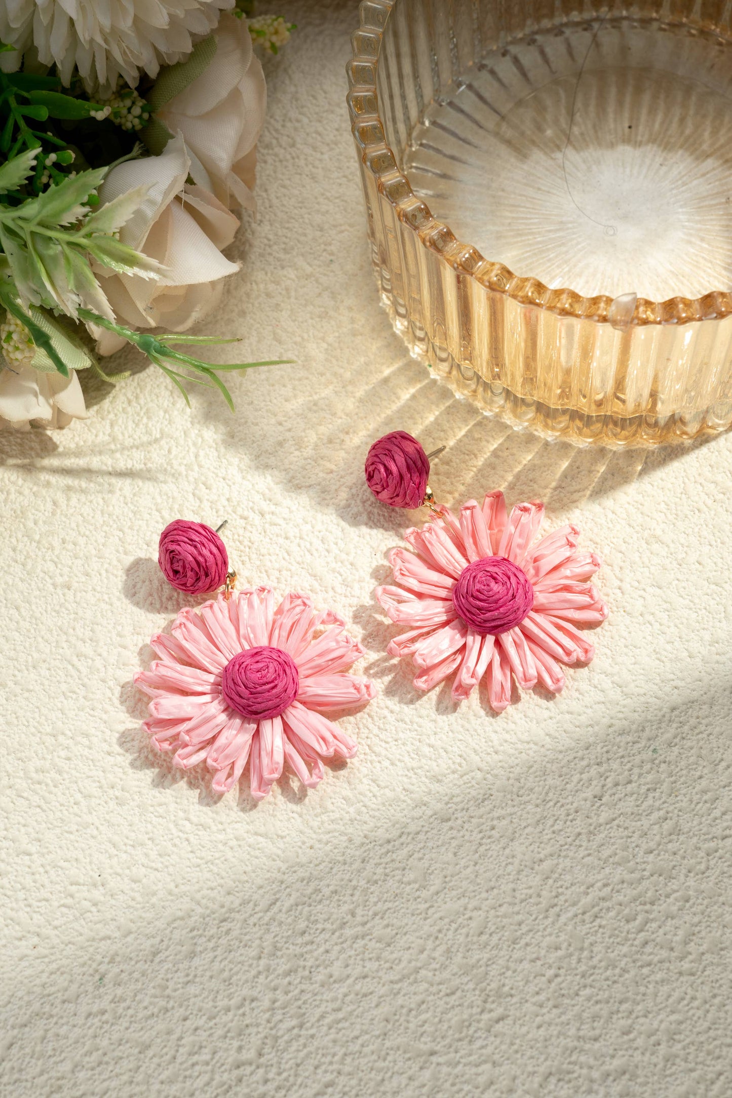 Boucles d'Oreilles Marguerites en Raphia Tressé  Tiges en Ac