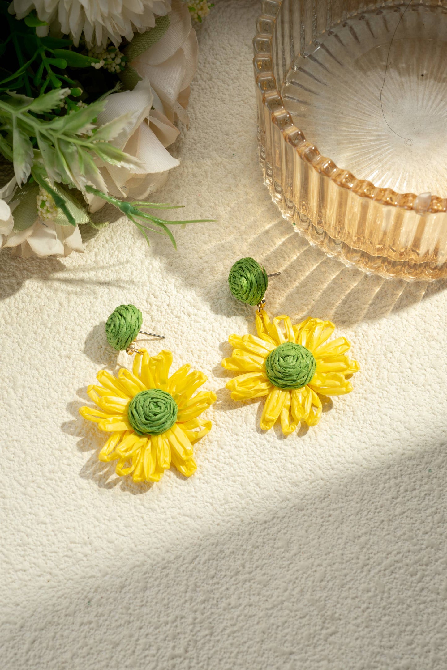 Boucles d'Oreilles Marguerites en Raphia Tressé  Tiges en Ac