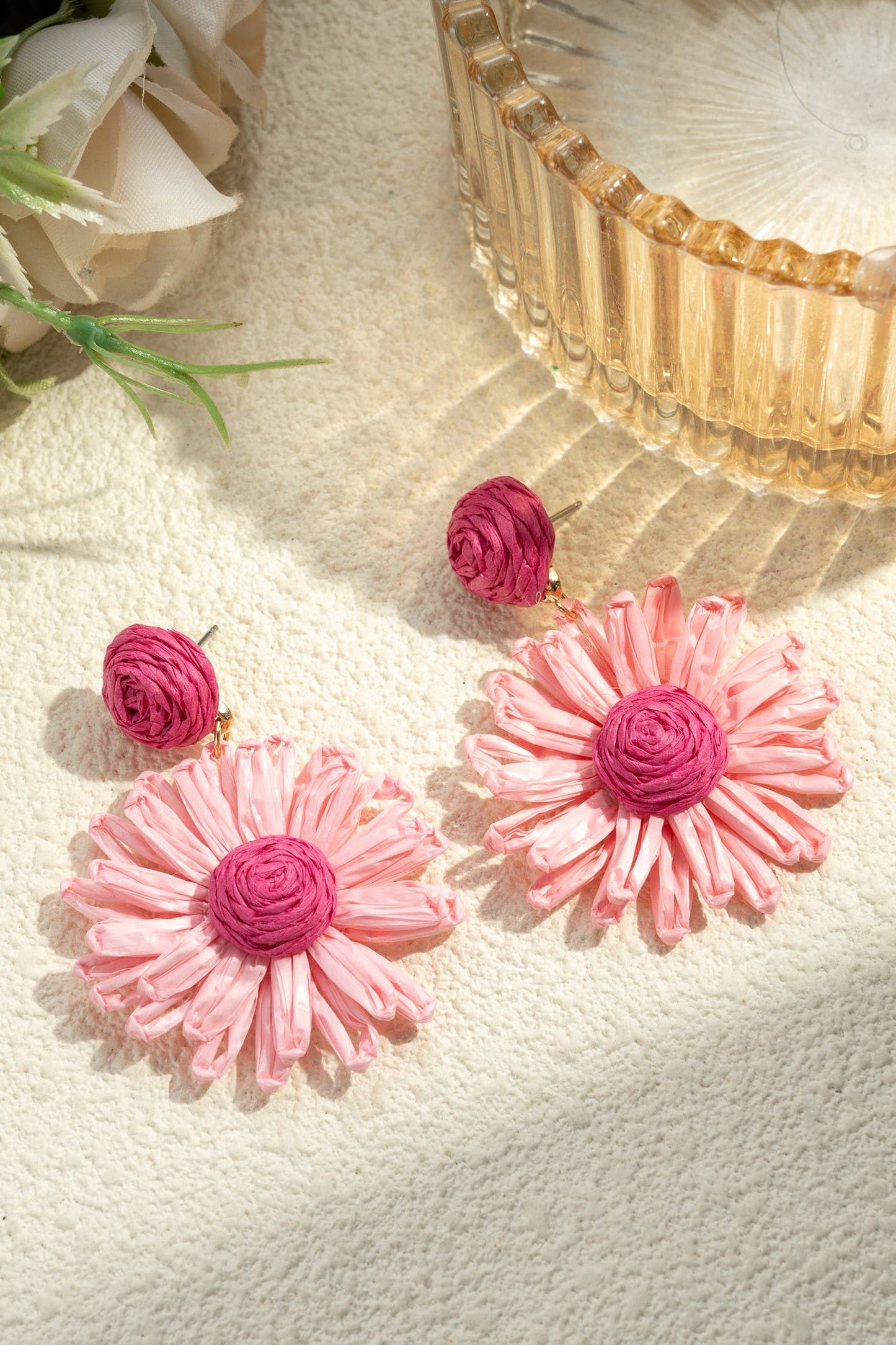 Boucles d'Oreilles Marguerites en Raphia Tressé  Tiges en Ac