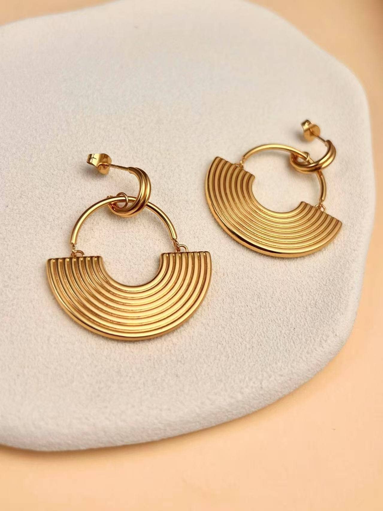Boucles d’Oreilles Arc Doré Art Déco
