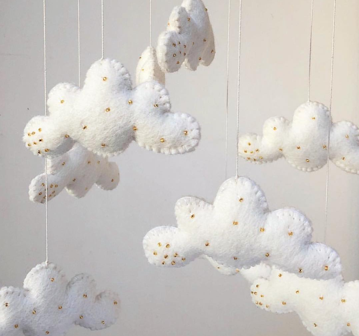 Mobile nuages blancs