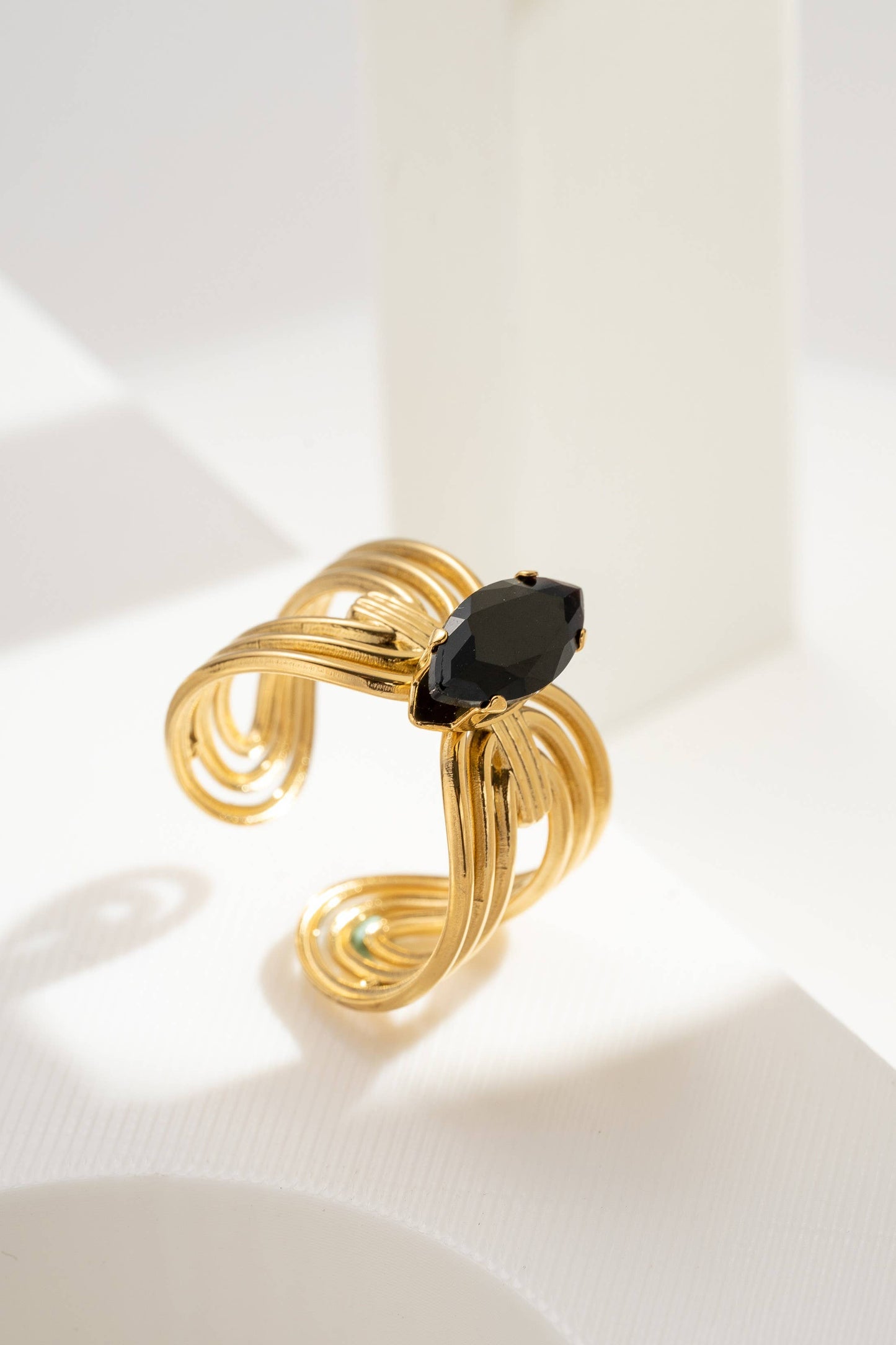 Bague ajustable acier doré avec cristal noir marquise