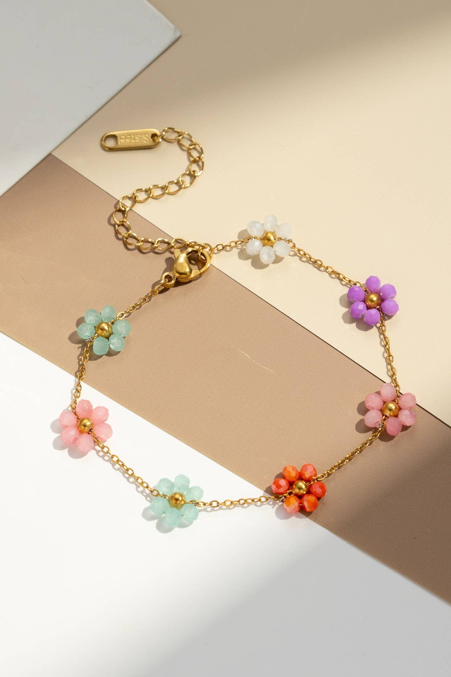 Bracelets fleur dorés perles colorées