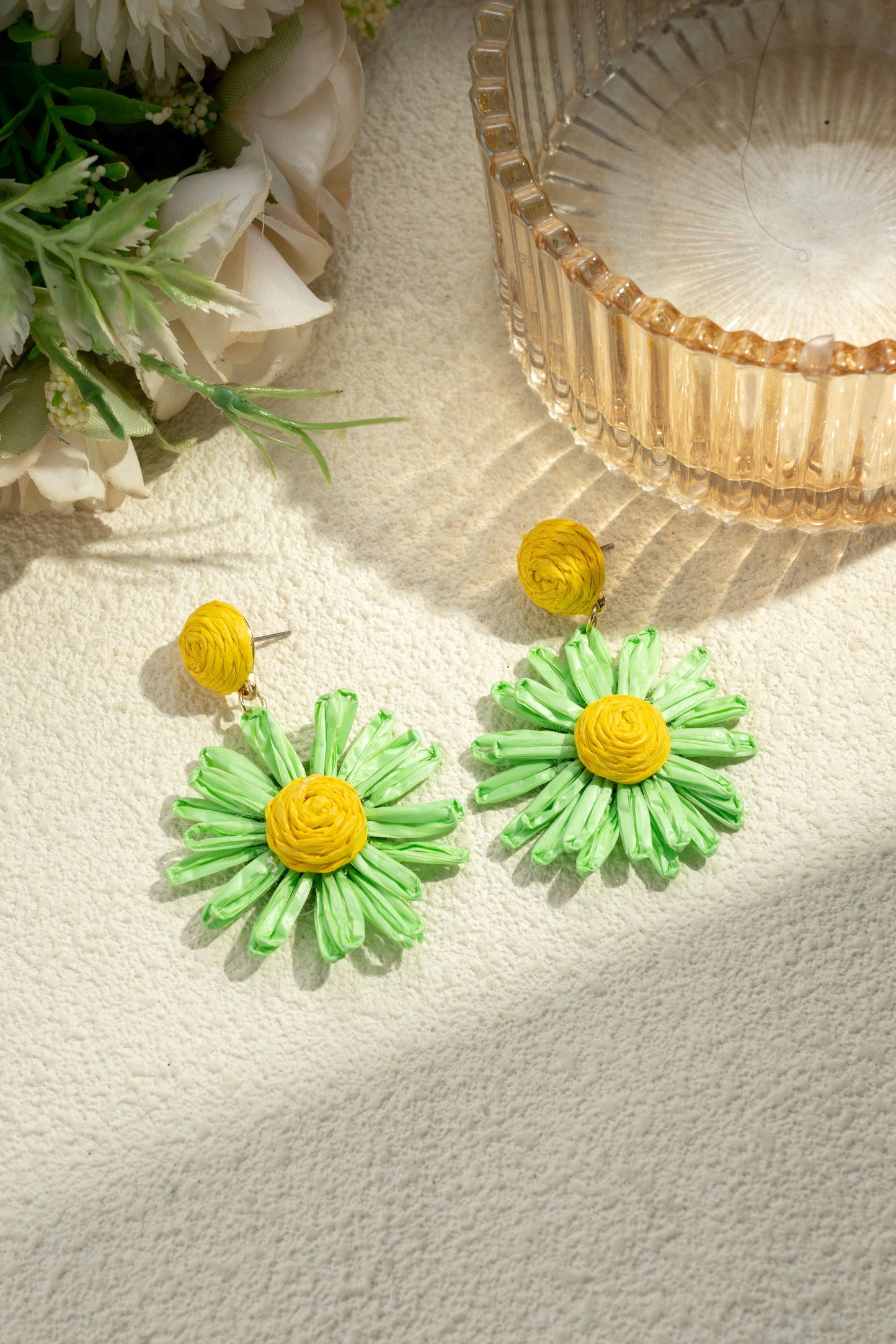 Boucles d'Oreilles Marguerites en Raphia Tressé  Tiges en Ac