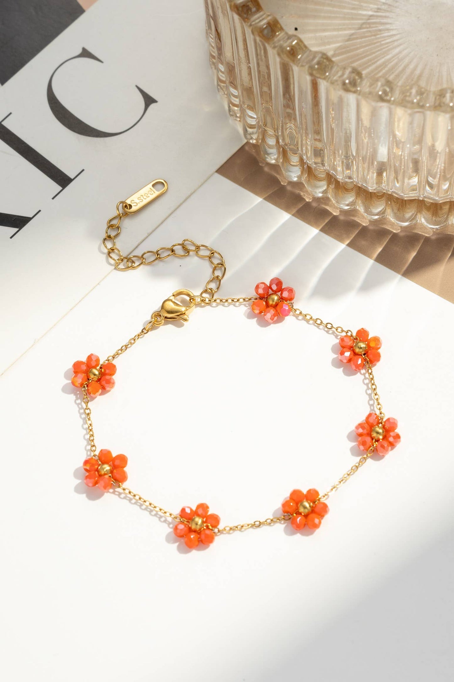 Bracelets fleur dorés perles colorées