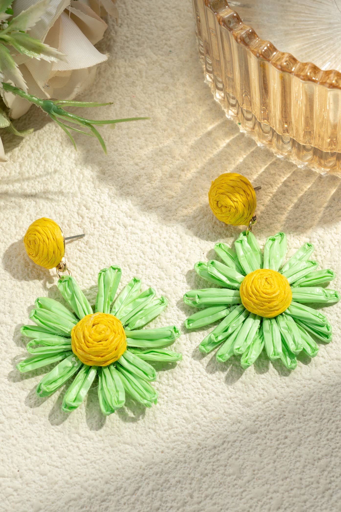 Boucles d'Oreilles Marguerites en Raphia Tressé  Tiges en Ac